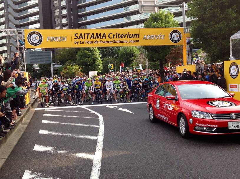Corridori schierati al via del Criterium Saitama, in Giappone, organizzato dall&#39;Aso, l&#39;agenzia che  responsabile del Tour de France e di altre grandi corse del calendario internazionale. Gialanella